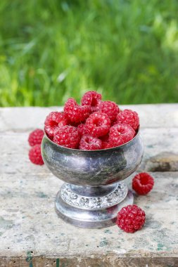 vintage gümüş kadeh içinde ahududu