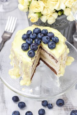 Beyaz ve koyu çikolata layer cake yaban mersini ile dekore edilmiştir.