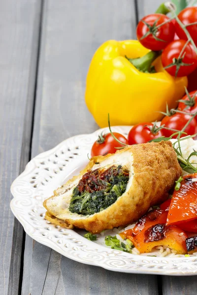 Kip roll gevuld met spinazie en gedroogde tomaten — Stockfoto