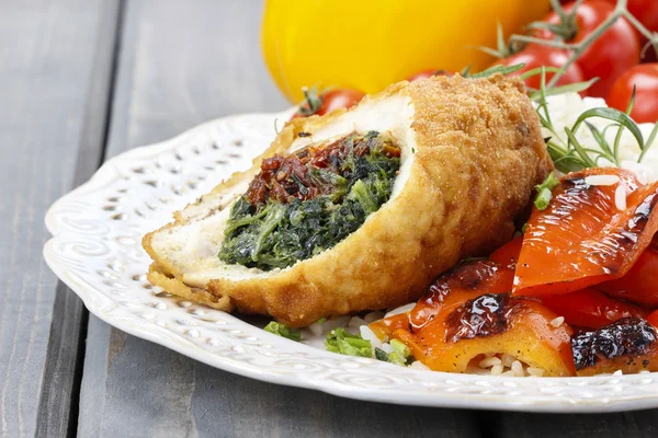 Rotolo di pollo ripieno di spinaci e pomodori secchi — Foto Stock