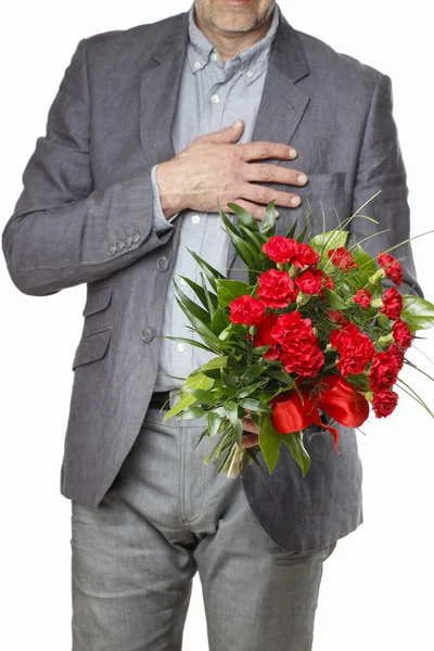 Uomo che tiene bouquet di fiori di garofano — Foto Stock