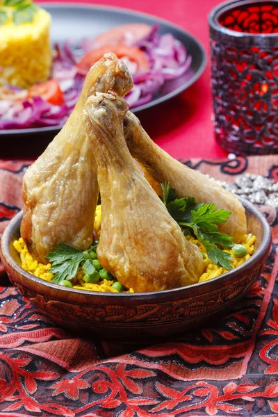Cozinha indiana: frango assado com arroz e ervilhas verdes — Fotografia de Stock