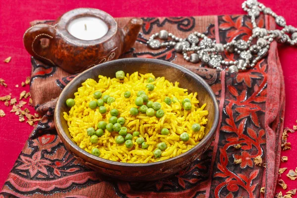 Indian cuisine: bowl of yellow rice with green peas — Stock Photo, Image