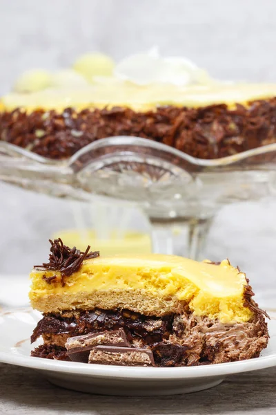 バニラとチョコレート層のケーキ. — ストック写真