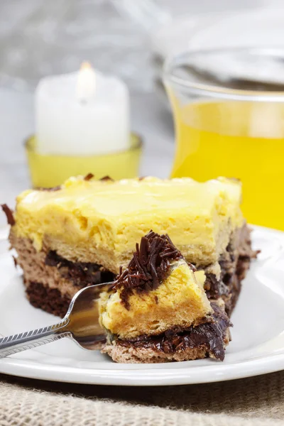 바닐라와 초콜릿 레이어 케이크. — 스톡 사진