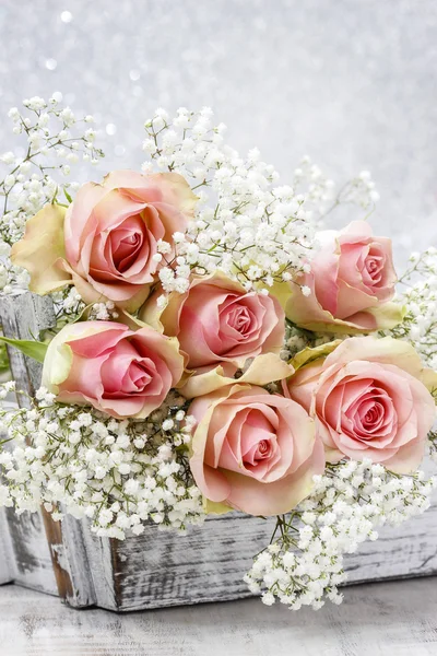 Mooie roze rozen en gypsophila (baby's-adem bloemen) — Stockfoto