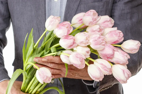 Uomo in possesso di bouquet di tulipani rosa — Foto Stock