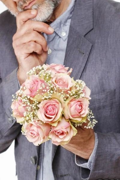 男子手持的粉红玫瑰花束 — 图库照片