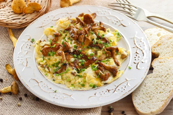 Traditional scrambled eggs with fresh chanterelle — Stock Photo, Image