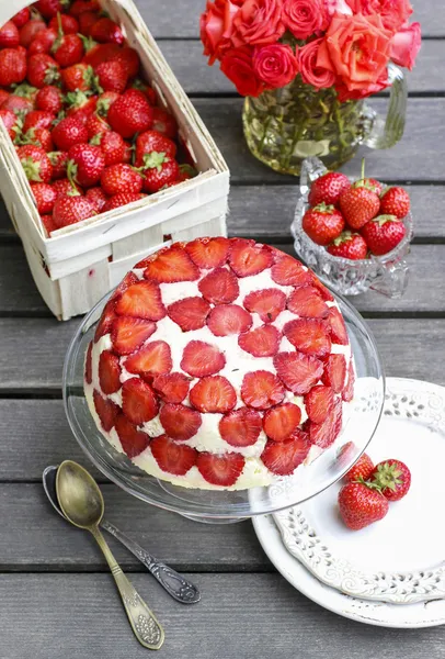 Erdbeerkuchen am Kuchenstand — Stockfoto