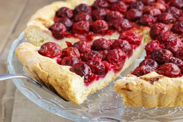 Pedazo de pastel de cereza — Foto de Stock