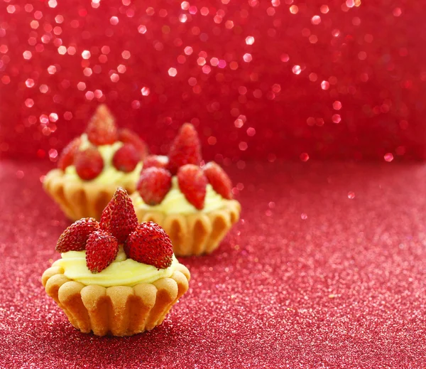 Schöne winzige Cupcakes mit Walderdbeeren — Stockfoto