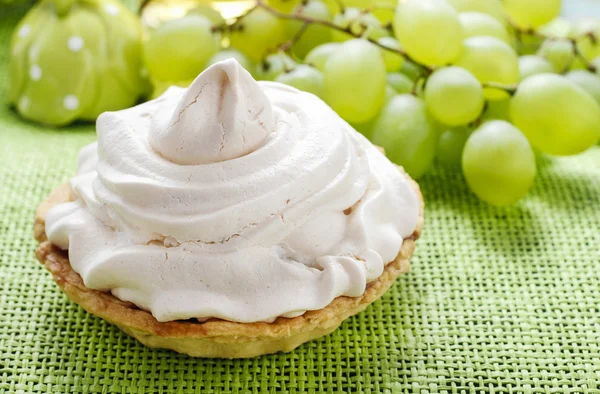 Pavlova tårta fylld med persika marmelad — Stockfoto