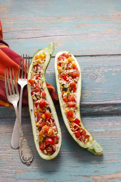 Zucchini gefüllt mit Reis und Gemüse — Stockfoto