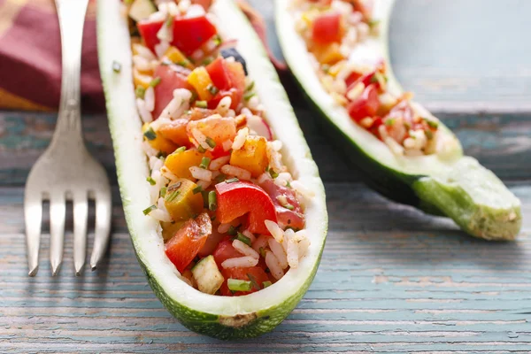 Calabacín relleno de arroz y verduras —  Fotos de Stock