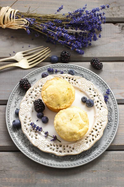 Muffin ripieni di mirtillo e marmellata di more — Foto Stock