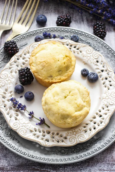 Muffins gefüllt mit Blaubeer- und Brombeermarmelade — Stockfoto