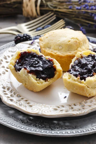 Muffins cheios de mirtilo e geléia de amora — Fotografia de Stock