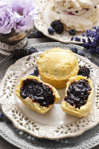 Muffins cheios de mirtilo e geléia de amora — Fotografia de Stock