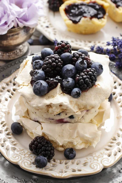 Pavlova-Kuchen mit Blaubeeren und Brombeeren — Stockfoto