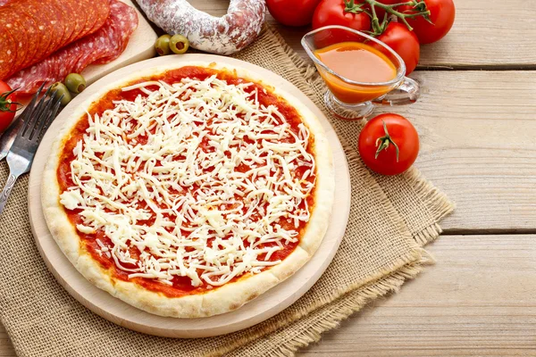 Italienische Küche: Pizza mit Salami — Stockfoto