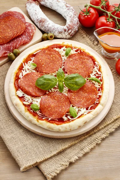 Cuisine italienne : pizza au salami — Photo