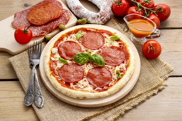 Cuisine italienne : pizza au salami — Photo