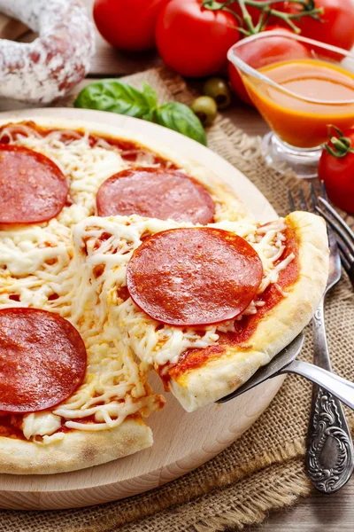 Italienische Küche: Pizza mit Salami — Stockfoto