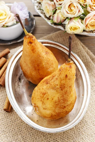 Pears with cinnamon — Stock Photo, Image