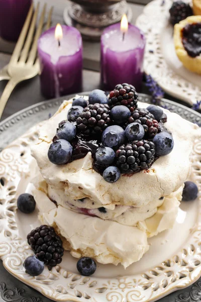 Pavlova-Kuchen mit Blaubeeren und Brombeeren — Stockfoto