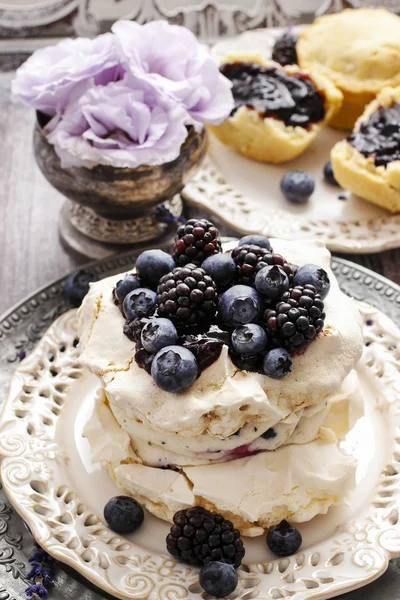 Pavlova-kake med blåbær og bjørnebær – stockfoto