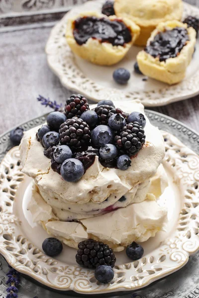 Pavlova cake with blueberries and blackberries — Stock Photo, Image