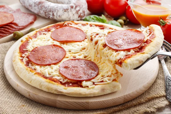 Italienische Küche: Pizza mit Salami — Stockfoto