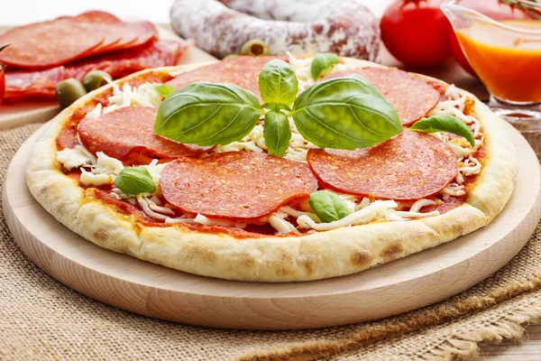 Italienische Küche: Pizza mit Salami — Stockfoto