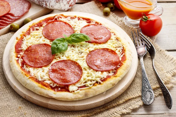 Italian cuisine: pizza with salami — Stock Photo, Image