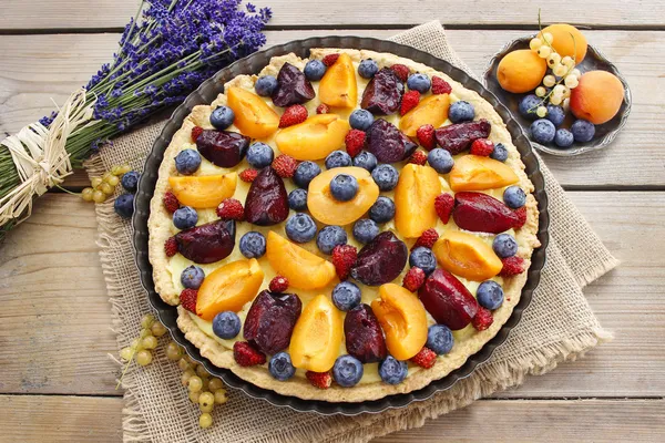 Sweet tart with peaches, plums and blueberries — Stock Photo, Image