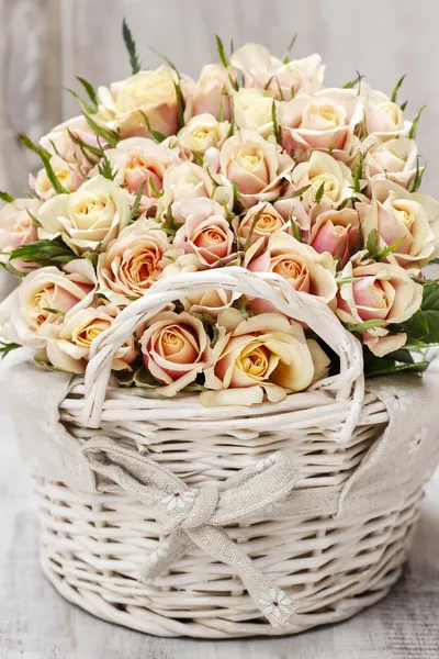 Μπουκέτο από τριαντάφυλλα σε ψάθινο καλάθι — Φωτογραφία Αρχείου