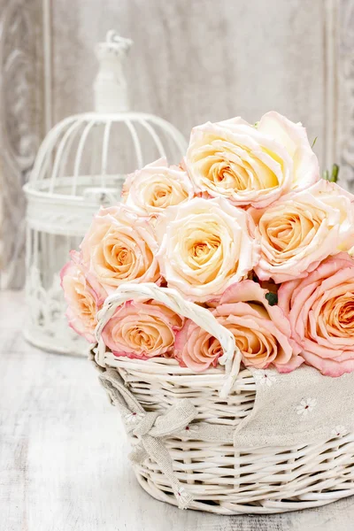 Kytice růží v proutěném koši — Stock fotografie