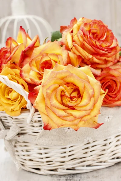 Букет роз в плетеной корзине — стоковое фото