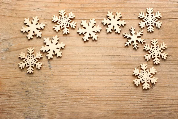 Estrellas sobre fondo de madera áspera . — Foto de Stock