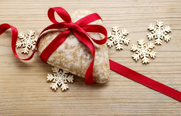 Gingerbread cookie in heart shape — Stock Photo, Image