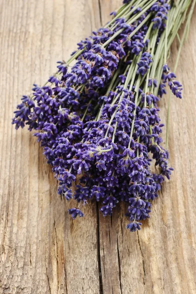 Lavendelstrauß auf Holztisch — Stockfoto