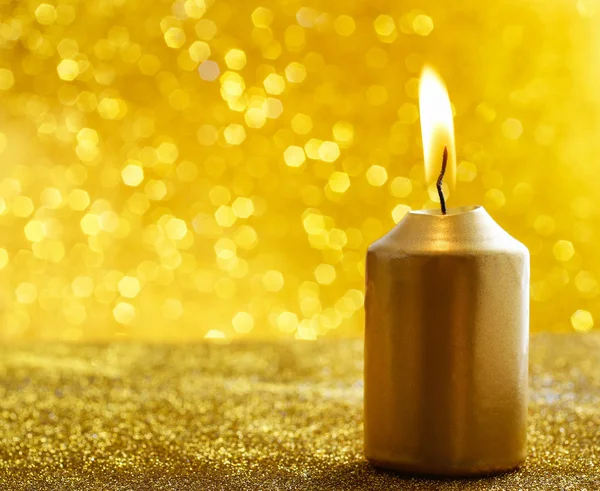 Velas douradas. Luzes de Natal brilhantes douradas. Abstra borrada — Fotografia de Stock