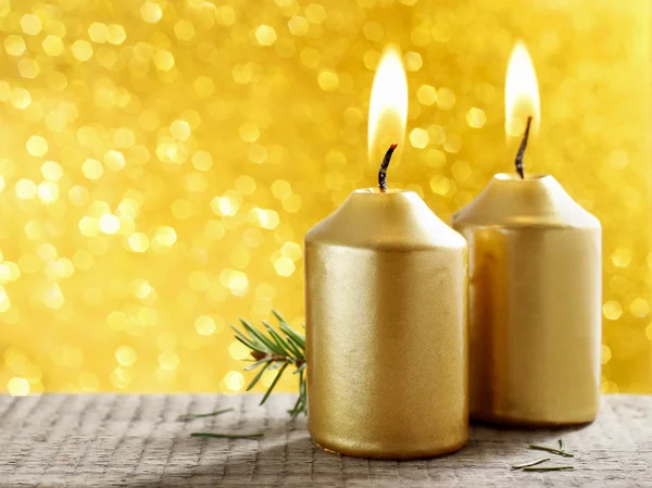 Velas doradas. Luces de Navidad brillantes de oro. Abstra borrosa — Foto de Stock