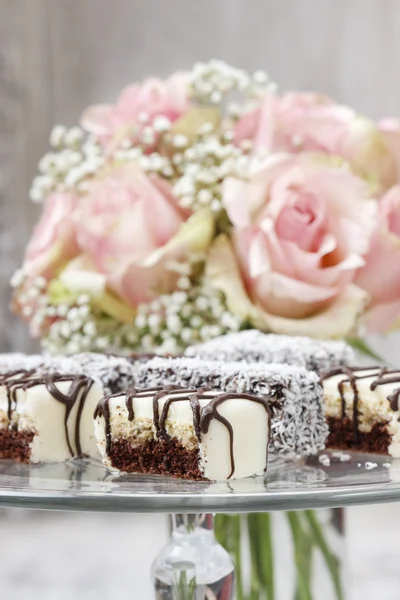 Torte di cioccolato e marzapane sul supporto di torta di vetro . — Foto Stock