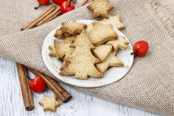 ジンジャーブレッドのクッキー。伝統的なクリスマス レシピ. — ストック写真