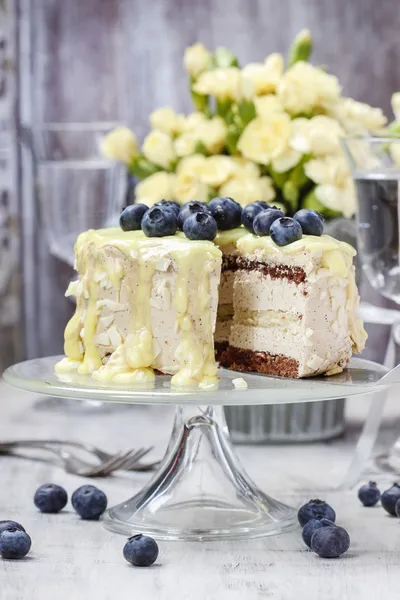 Pastel de chocolate blanco y negro decorado con arándanos — Foto de Stock