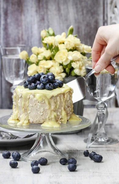 White and dark chocolate layer cake decorated with blueberries — Stock Photo, Image