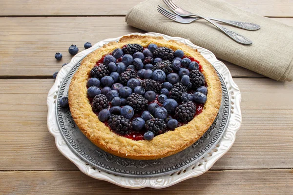 Blueberry and blackberry tart — Stock Photo, Image