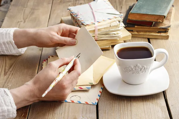 Vrouw die een brief te schrijven — Stockfoto